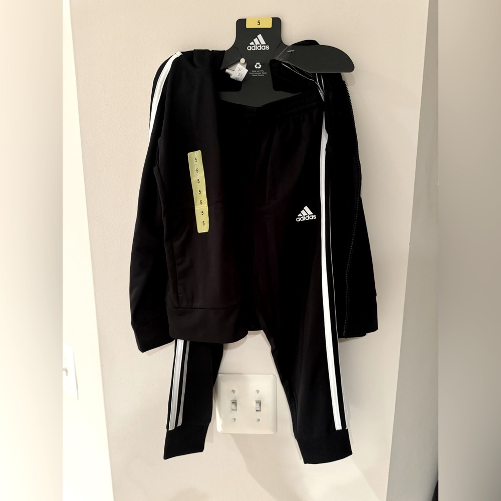 Kids unisex size 5 Adidas track suit
